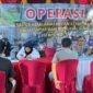 Petugas Dishub saat memeriksa surat kendaraan yang terjaring operasi