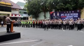 Kapolres Lumajang saat pimpin apel gelar pasukan Operasi Patuh Semeru 2025