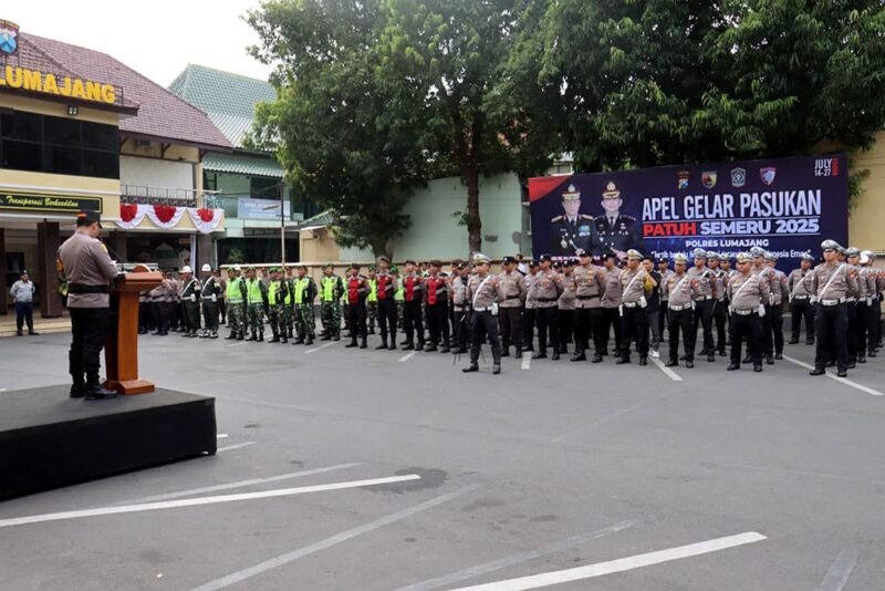 Kapolres Lumajang saat pimpin apel gelar pasukan Operasi Patuh Semeru 2025