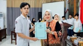 Ketua Tim Penggerak PKK Kabupaten saat menyerahkan ijazah salah satu lulusan