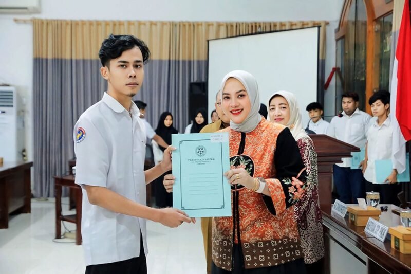 Ketua Tim Penggerak PKK Kabupaten saat menyerahkan ijazah salah satu lulusan