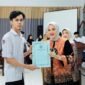 Ketua Tim Penggerak PKK Kabupaten saat menyerahkan ijazah salah satu lulusan