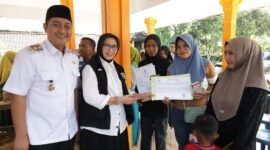 Bupati Lumajang saat meninjau pelaksanaan layanan jemput bola Desa Duren