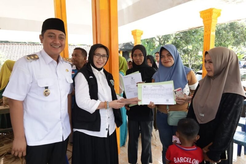 Bupati Lumajang saat meninjau pelaksanaan layanan jemput bola Desa Duren