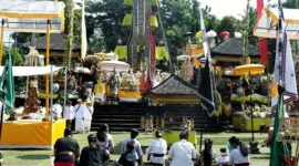 Umat Hindu saat bersembahyang di Pura Mandagiri Semeru Agung