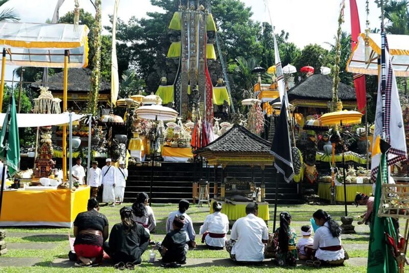 Umat Hindu saat bersembahyang di Pura Mandagiri Semeru Agung