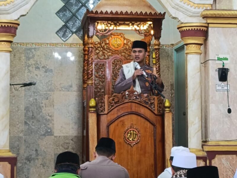 Bripda Alfian saat berkhutbah