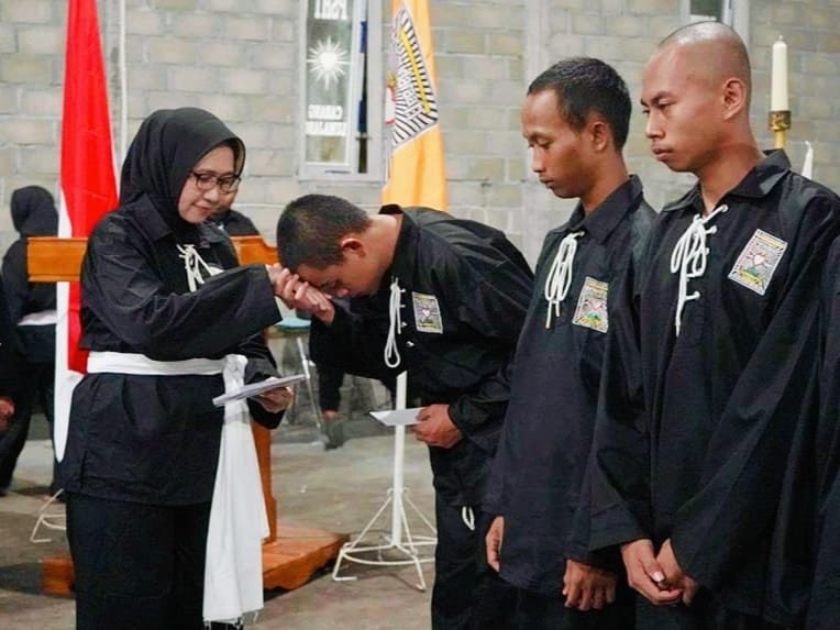 Bupati Lumajang saat mengikuti acara pengesahan anggota PSHT Lumajang