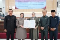 Bupati dan Wakil Bupati Foto Bersama Pimpinan DPRD Lumajang dengan Nota Persetujuan Raperda Perubahan 2025