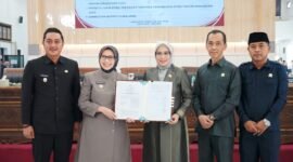 Bupati dan Wakil Bupati Foto Bersama Pimpinan DPRD Lumajang dengan Nota Persetujuan Raperda Perubahan 2025