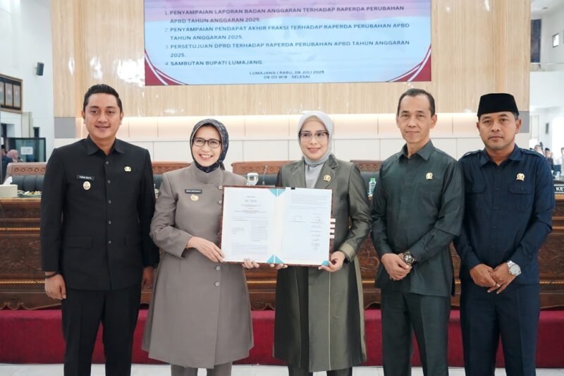 Bupati dan Wakil Bupati Foto Bersama Pimpinan DPRD Lumajang dengan Nota Persetujuan Raperda Perubahan 2025