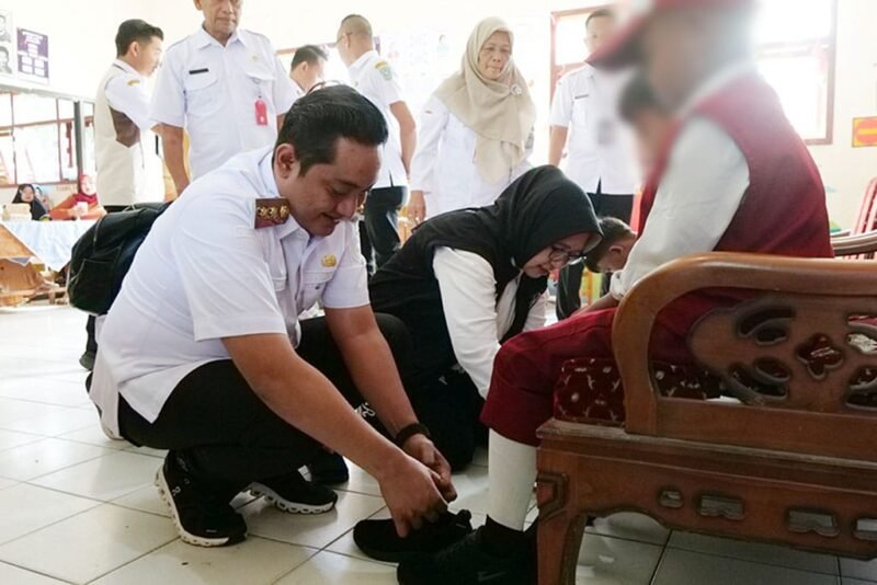 Bupati Lumajang didampingi  Wabup saat membagikan sepatu sekolah gratis