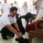 Bupati Lumajang didampingi  Wabup saat membagikan sepatu sekolah gratis