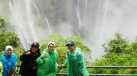 Wamenparekraf didampingi Bupati Lumajang saat berkunjung di wisata Tumpak Sewu