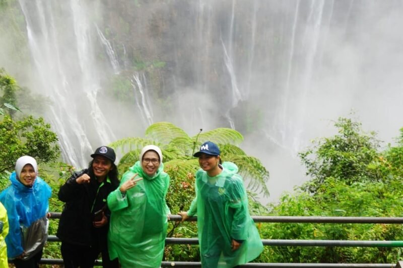 Wamenparekraf didampingi Bupati Lumajang saat berkunjung di wisata Tumpak Sewu