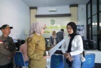 Bupati Lumajang saat meninjau proses pengurusan NIB