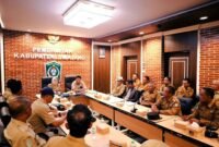 Bupati Lumajang saat rapat koordinasi bersama AKD perihal desa wisata