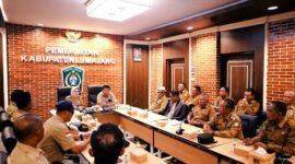 Bupati Lumajang saat rapat koordinasi bersama AKD perihal desa wisata