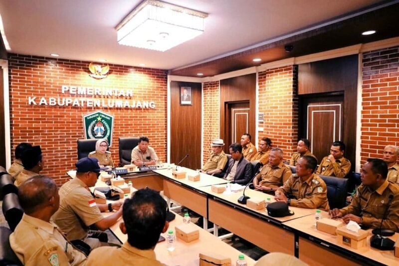 Bupati Lumajang saat rapat koordinasi bersama AKD perihal desa wisata
