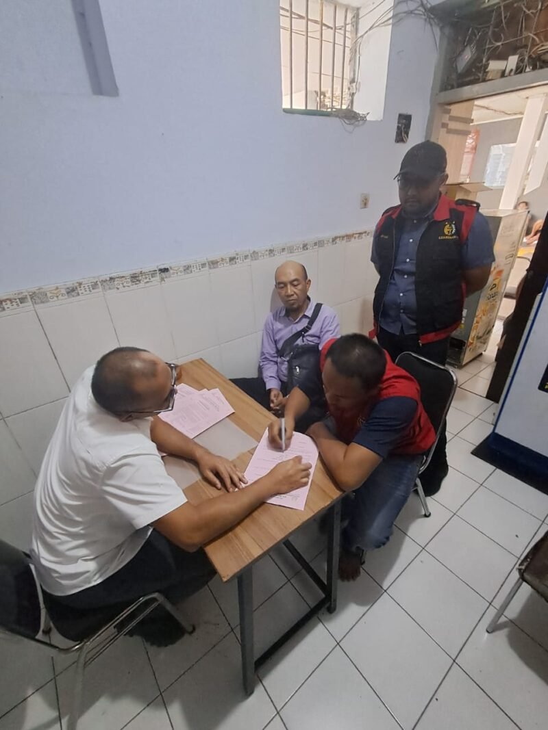 Pelaku saat dilimpahkan ke Kejari Lumajang