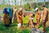 Bupati bersama Wakil Bupati saat tanam pohon di sumber Pakel
