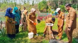 Bupati bersama Wakil Bupati saat tanam pohon di sumber Pakel
