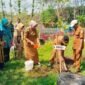 Bupati bersama Wakil Bupati saat tanam pohon di sumber Pakel