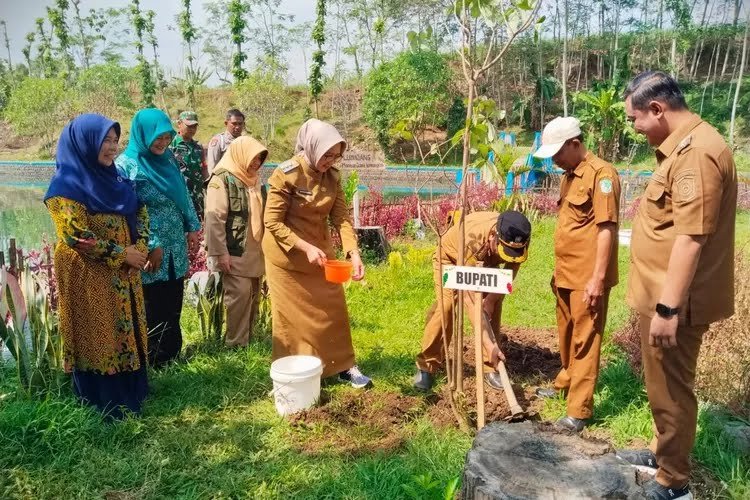 Bupati bersama Wakil Bupati saat tanam pohon di sumber Pakel