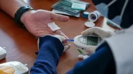 warga saat mendapat pelayanan kesehatan