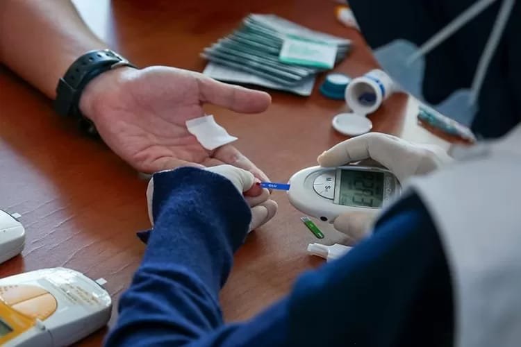 warga saat mendapat pelayanan kesehatan