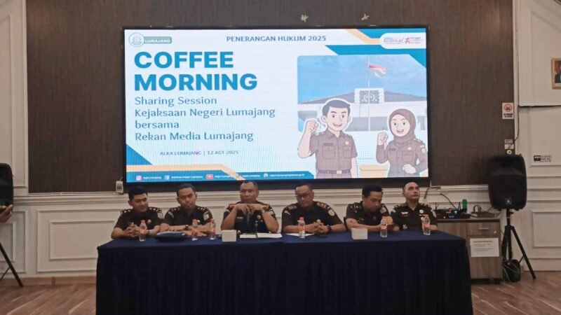 Kepala Kejaksaan Negeri Lumajang saat memberikan sambutan diacara Coffee Morning