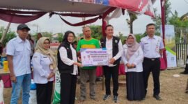 Bupati saat menyerahkan bantuan terhadap Kelompok Tani Klumprit Jaya Desa Sumbersuko