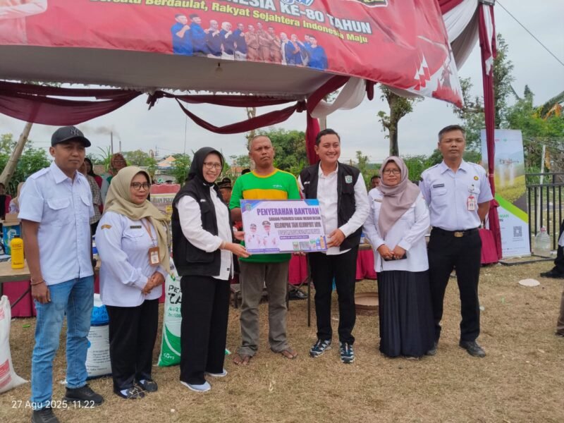 Bupati saat menyerahkan bantuan terhadap Kelompok Tani Klumprit Jaya Desa Sumbersuko