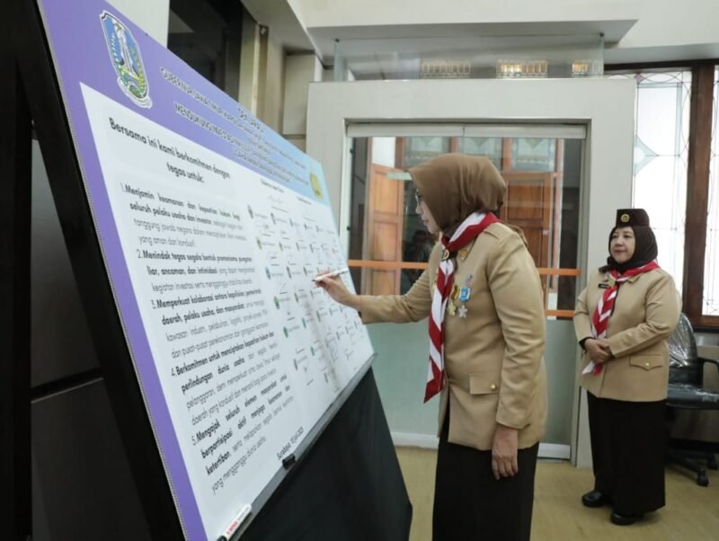 Bupati Lumajang saat menandatangani Deklarasi bersama di Surabaya