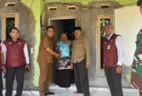 Wakil Bupati Lumajang saat memberikan bantuan salah satu KPM