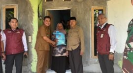 Wakil Bupati Lumajang saat memberikan bantuan salah satu KPM