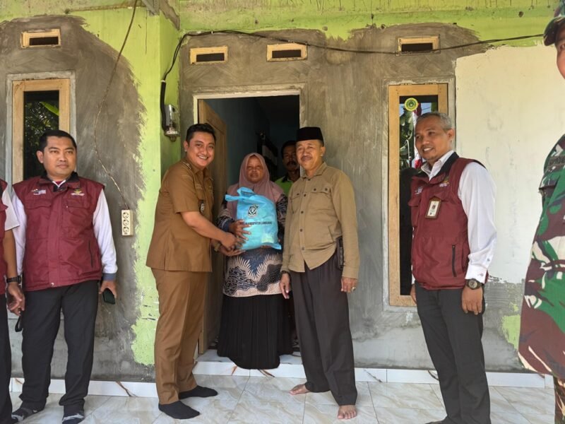 Wakil Bupati Lumajang saat memberikan bantuan salah satu KPM
