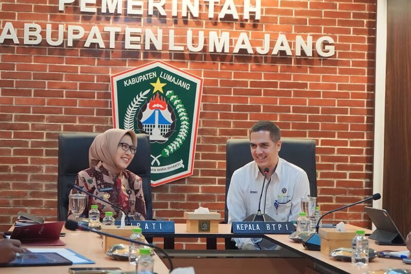 Bupati Lumajang saat menerima kunjungan kerja Kepala Balai Teknik Perkeretaapian kelas I Surabaya