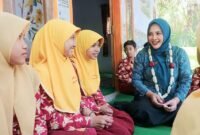 Ketua TP PKK Lumajang saat meninjau Posyandu Mawar Desa Grobogan