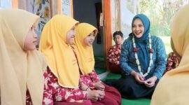 Ketua TP PKK Lumajang saat meninjau Posyandu Mawar Desa Grobogan