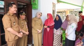 Bupati bersama Wakil Bupati saat meninjau usaha Kopi Isma 