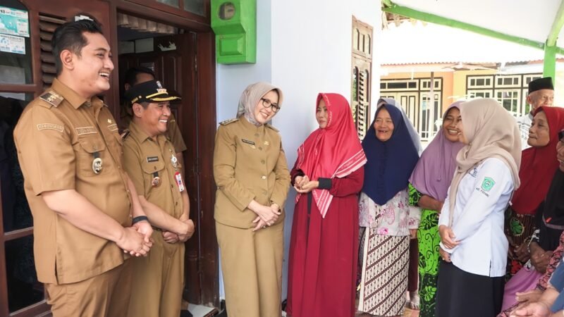 Bupati bersama Wakil Bupati saat meninjau usaha Kopi Isma 