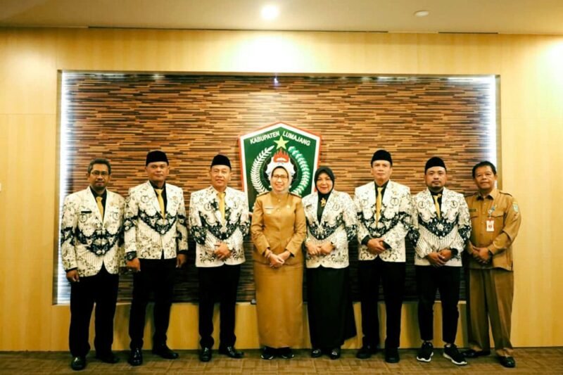 Bupati Lumajang saat foto bersama dengan pengurus PGRI Lumajang