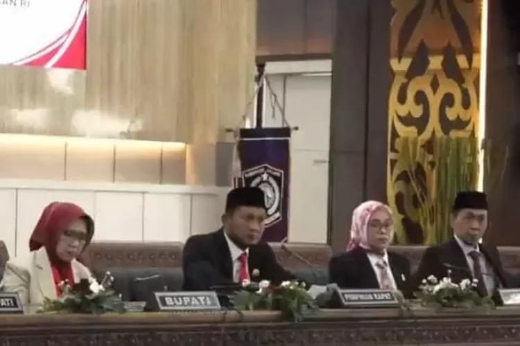 Wakil Ketua DPRD Eko Adis Prayoga, SE saat memimpin Rapat Paripurna 