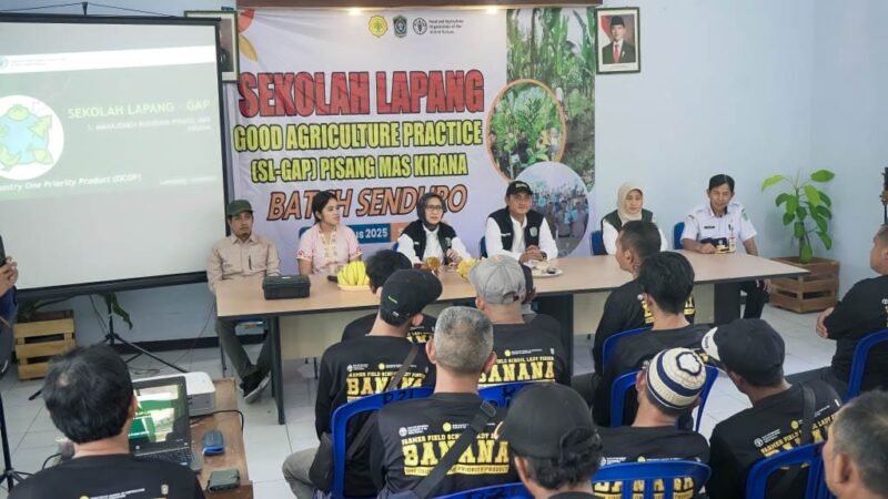 Bupati Lumajang saat memberikan penyuluhan diacara sekolah lapang