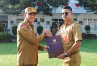 Sekda Lumajang saat foto bersama dengan salah satu PNS baru