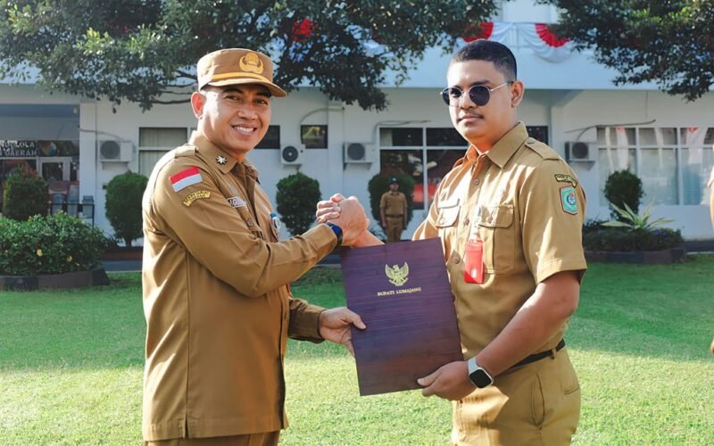 Sekda Lumajang saat foto bersama dengan salah satu PNS baru