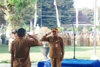 Sekda Lumajang saat memimpin upacara bendera