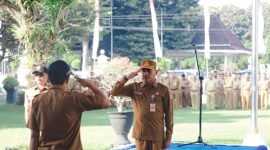 Sekda Lumajang saat memimpin upacara bendera