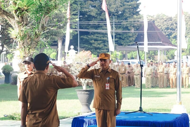 Sekda Lumajang saat memimpin upacara bendera